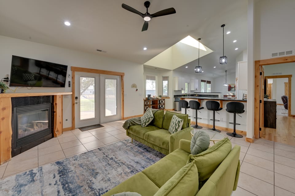 Kennewick Hideaway: Yard, Deck, 2 Living Rooms House in Washington