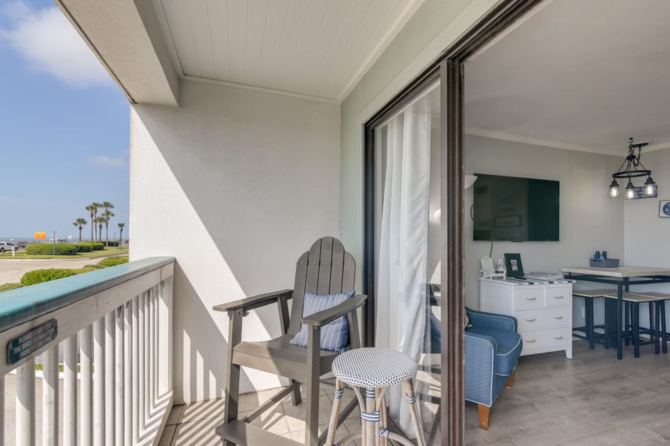 Poolside Vibes, Beach Strolls! Galveston Getaway Apartment in Galveston Island