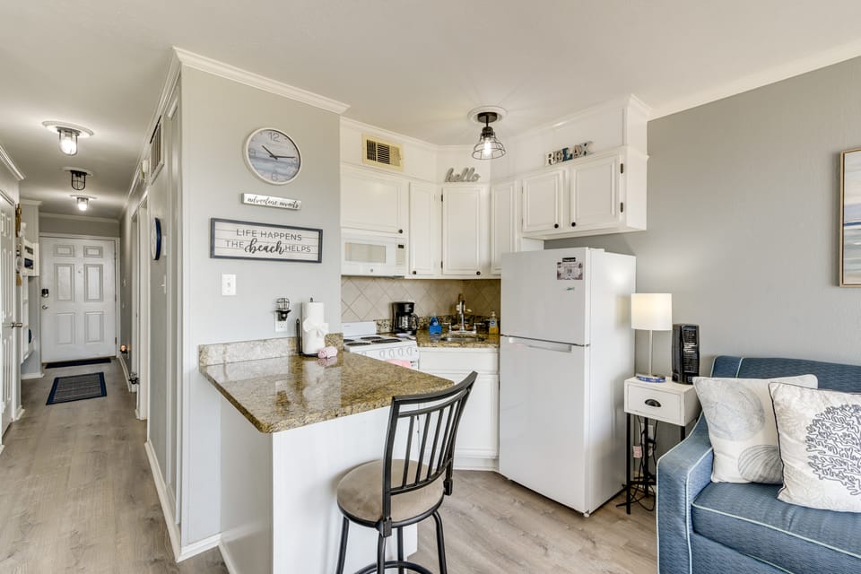 Poolside Vibes, Beach Strolls! Galveston Getaway Apartment in Galveston Island