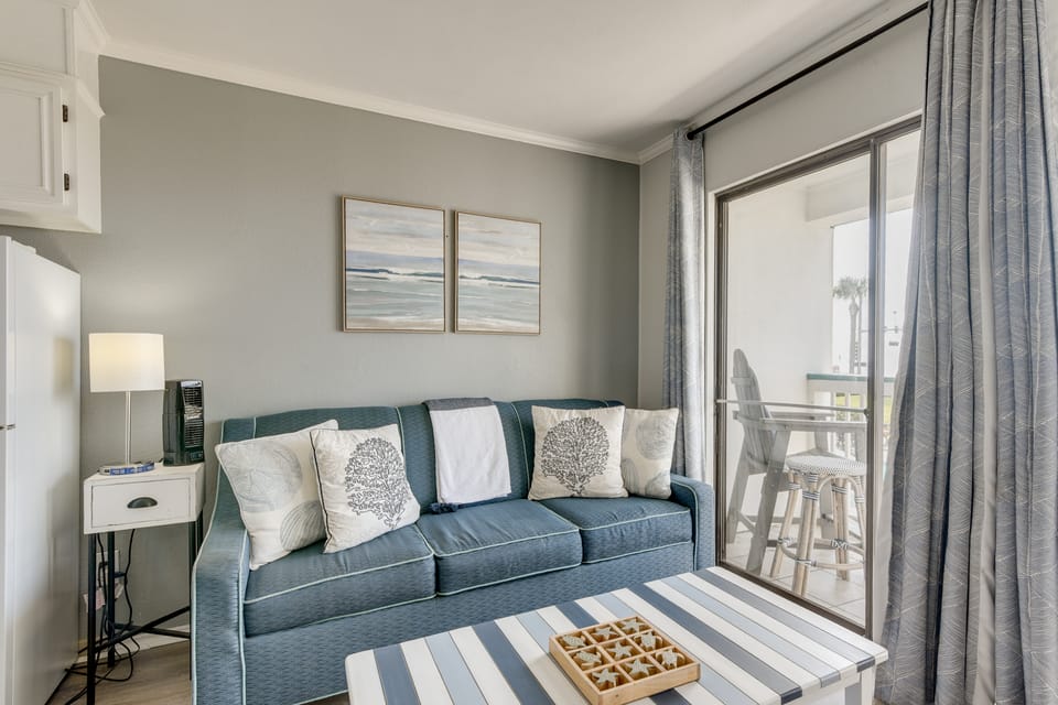 Poolside Vibes, Beach Strolls! Galveston Getaway Apartment in Galveston Island