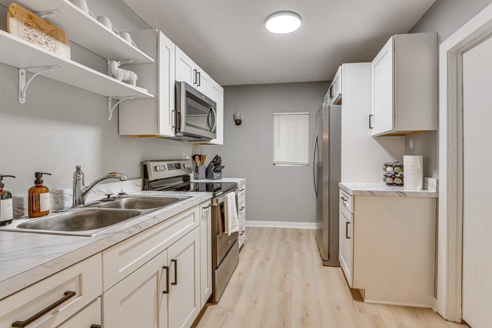 Walk to University of Akron! Game Day Getaway House in Akron