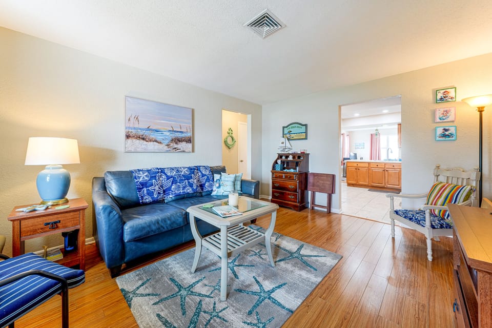 10 Mins to Beach! Largo Duplex w/ Shared Pool House in Largo