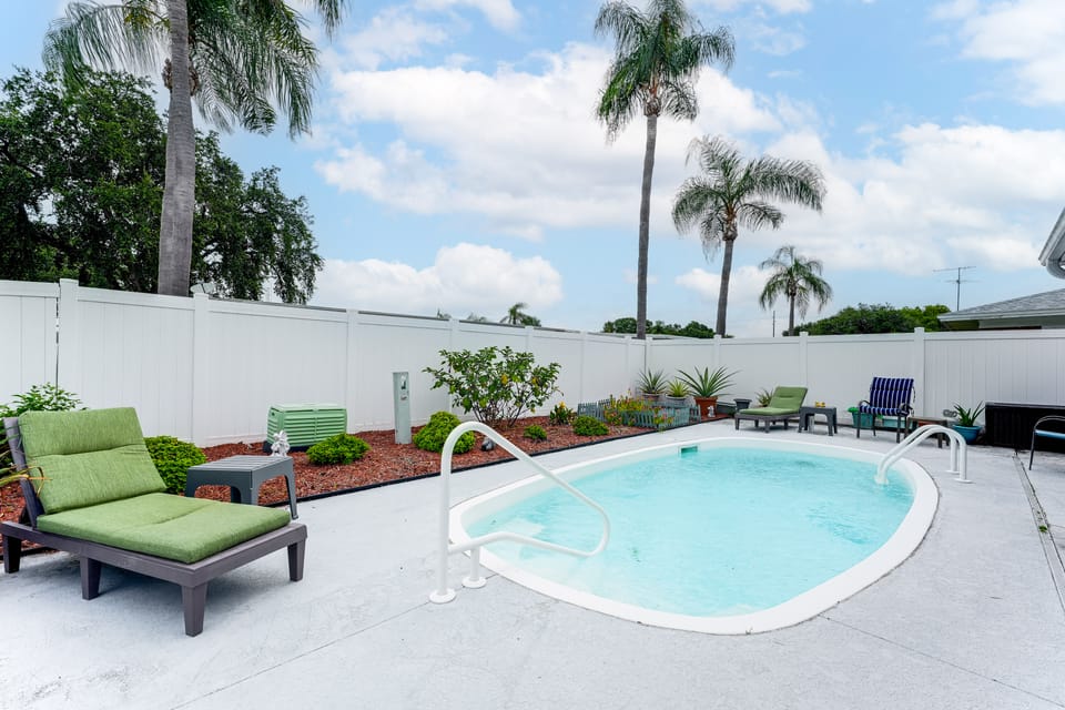10 Mins to Beach! Largo Duplex w/ Shared Pool House in Largo