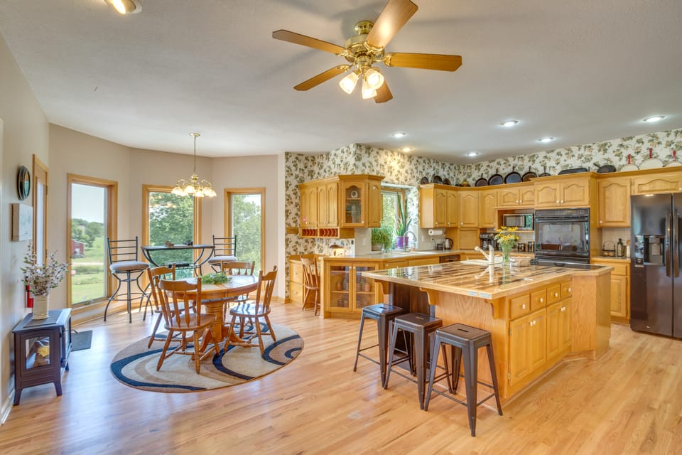 Studio Suite & Country Views! Sibley Group Retreat House in Missouri