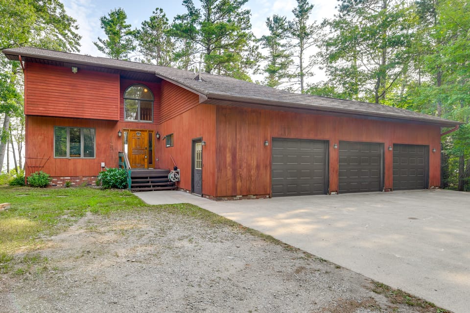 Private Beach on Lake Huron! Group Retreat w/ Deck House in Michigan