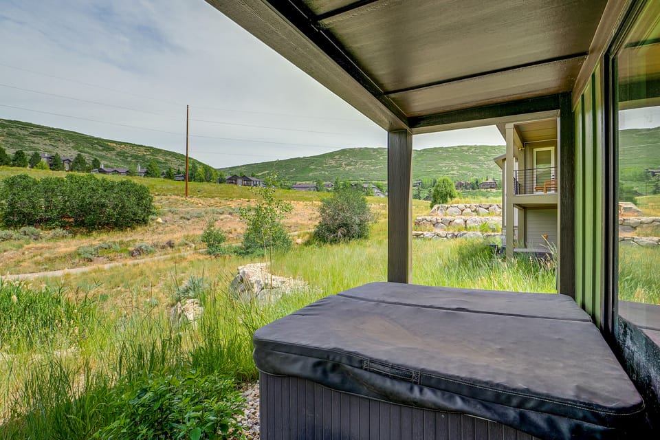 Hot Tub, Mtn & Lake Views! Group Abode in Daniel Apartment in Hideout
