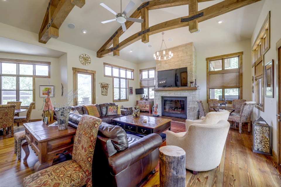 Stunning Eagle-Vail Escape! Mtn Views + Deck House in Eagle County