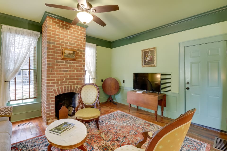 Walk to Downtown: Family Gem in Historic Edenton House in Edenton