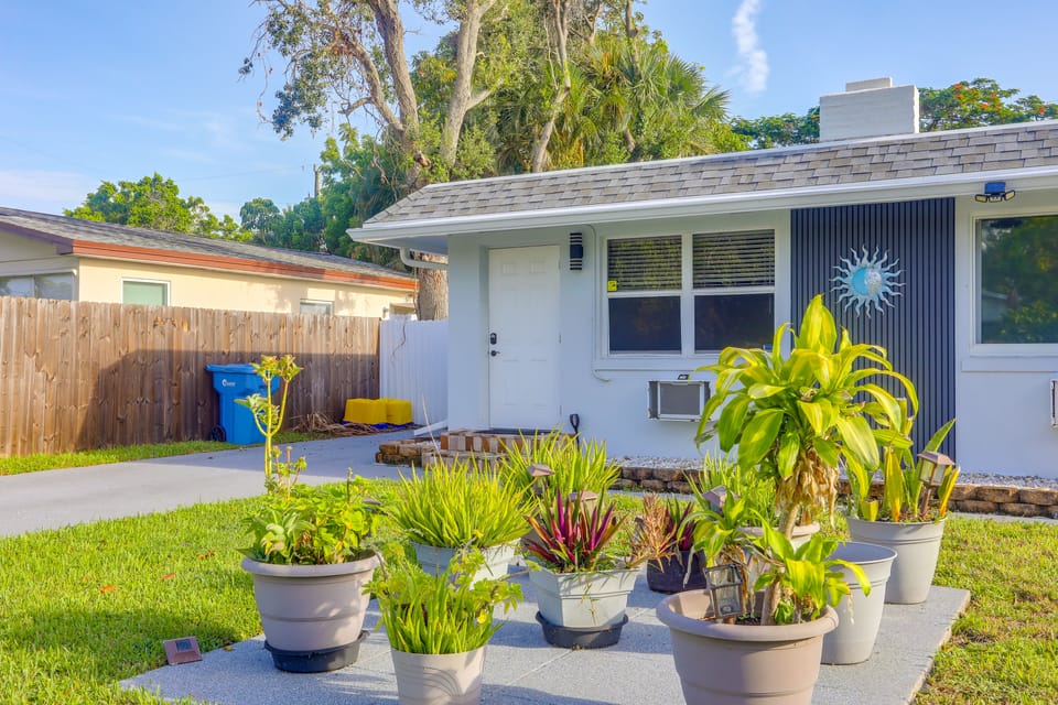 1 Mi to Beach! Modern Downtown Lantana Home Base Apartment in Lantana