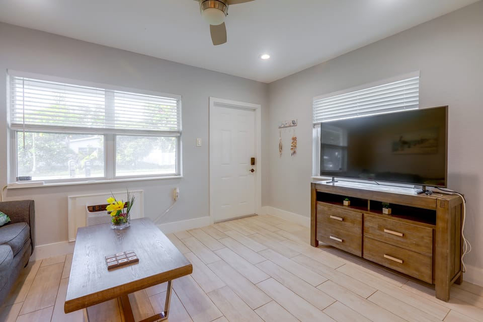 1 Mi to Beach! Modern Downtown Lantana Home Base Apartment in Lantana