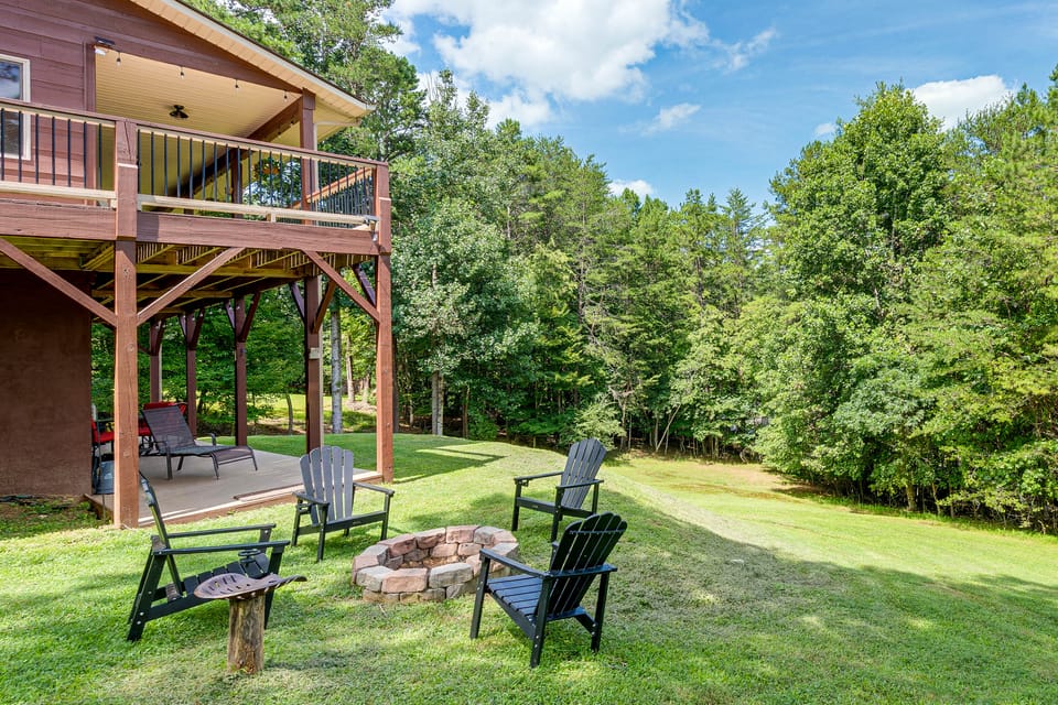 Serene Wooded Cabin w/ Decks, 4 Mi to Dtwn Murphy House in North Carolina