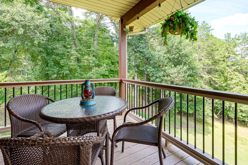 Serene Wooded Cabin w/ Decks, 4 Mi to Dtwn Murphy House in North Carolina