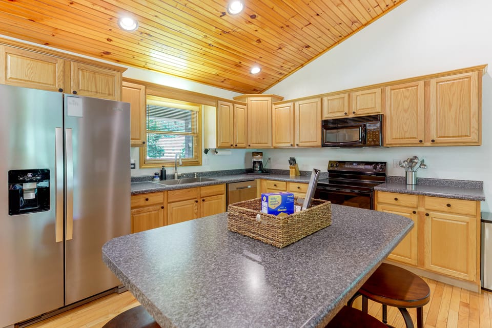 Serene Wooded Cabin w/ Decks, 4 Mi to Dtwn Murphy House in North Carolina