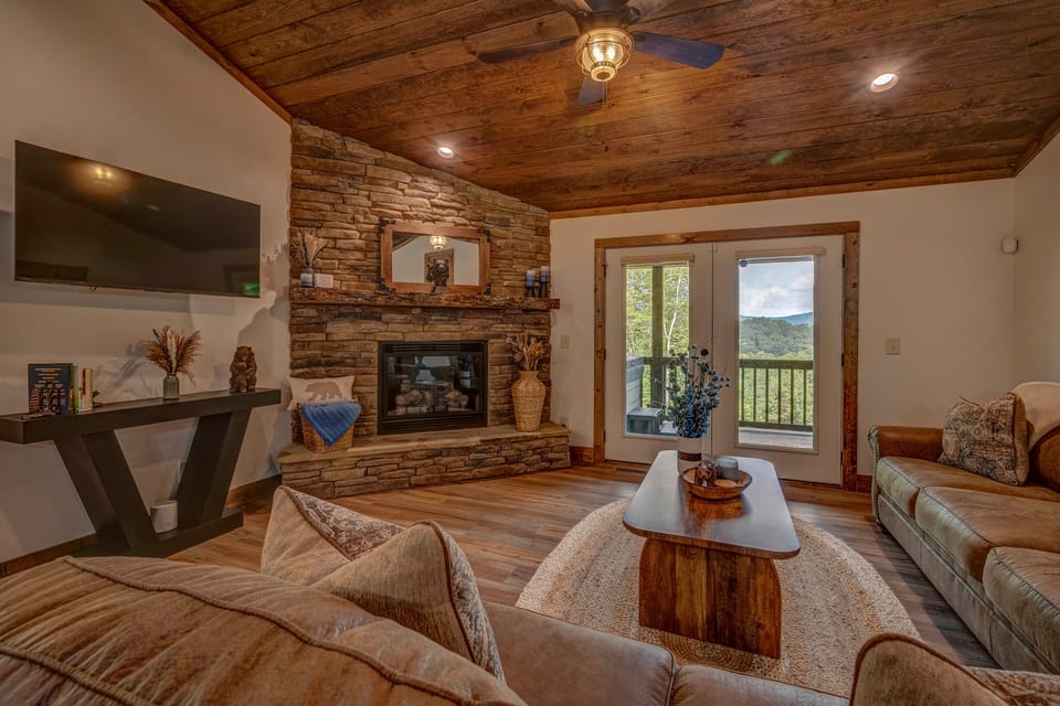 Blue Ridge Views, Hot Tub! Murphy Mtn Cabin House in North Carolina