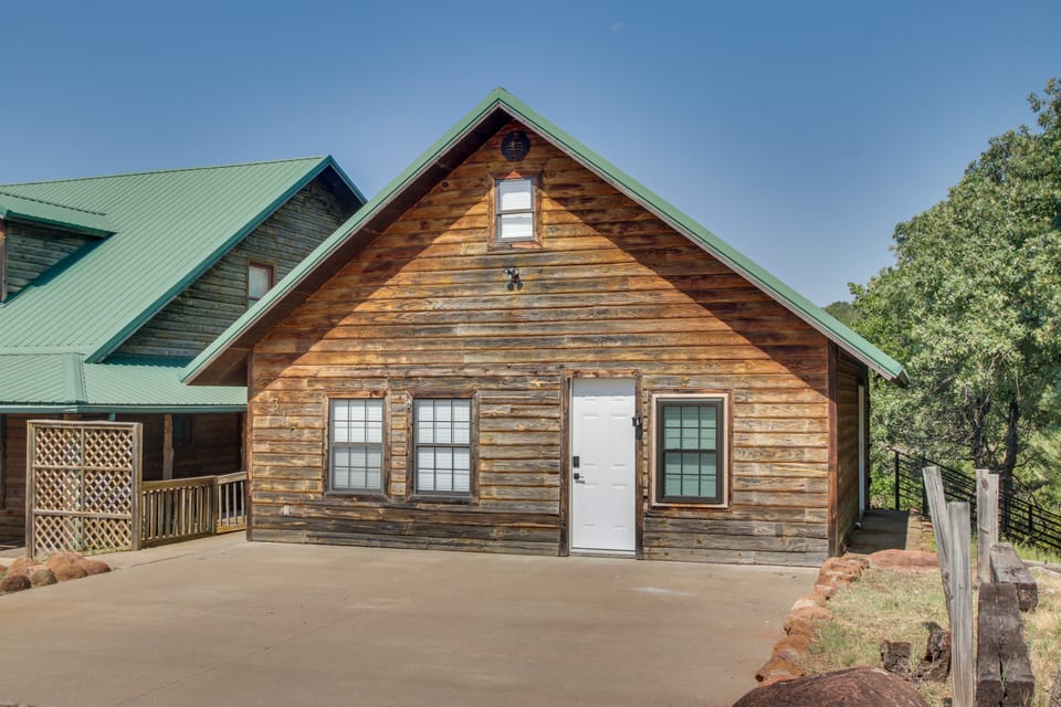 Mtn-View Deck w/ Grill! Modern Medicine Park Cabin House in Medicine Park