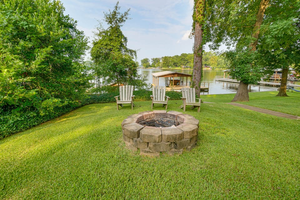 Dock & Outdoor Bar! Lake Blackshear Getaway House in Lake Blackshear