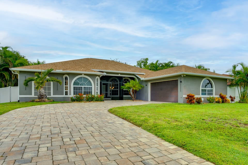 Heated Pool & Lanai Cookouts! Cape Coral Getaway House in Cape Coral