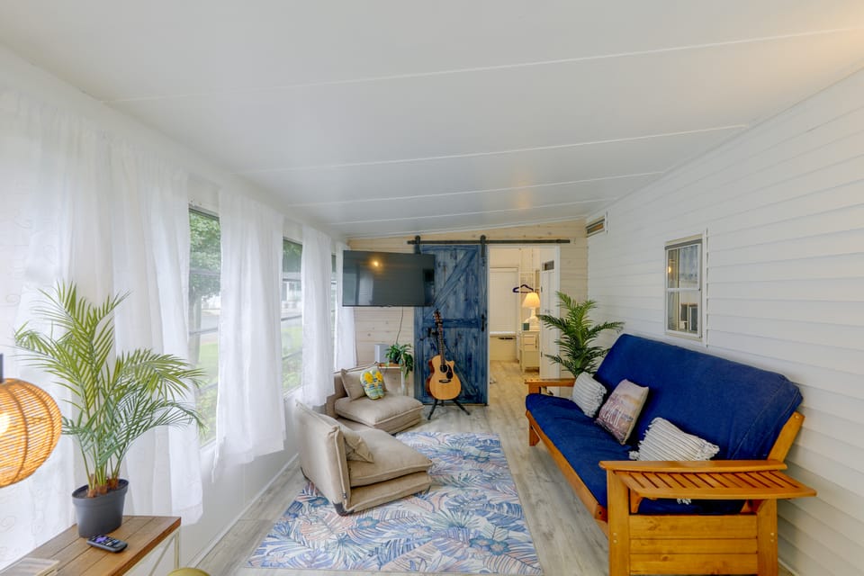 2 Decks & Pool Access: Ocean Pines Retreat House in Ocean Pines