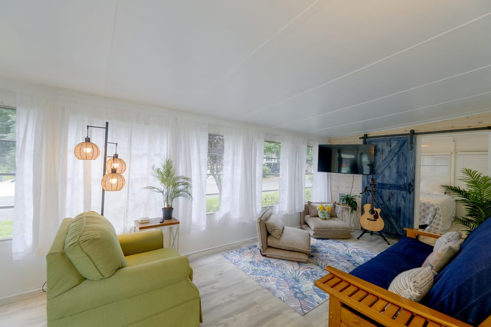 2 Decks & Pool Access: Ocean Pines Retreat House in Ocean Pines