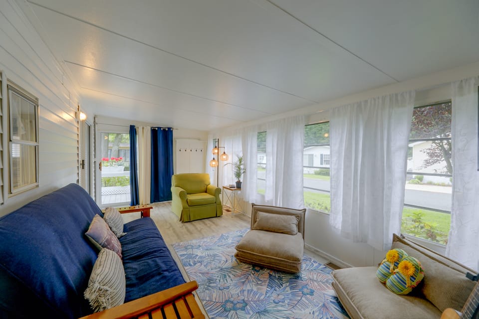 2 Decks & Pool Access: Ocean Pines Retreat House in Ocean Pines