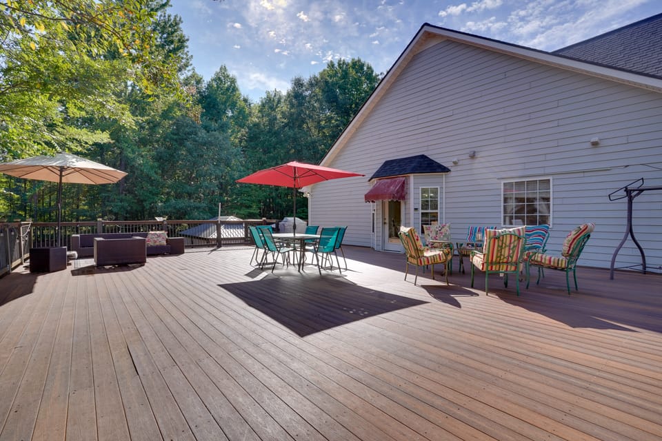Hot Tub & Deck! Loganville Group Retreat House in Georgia