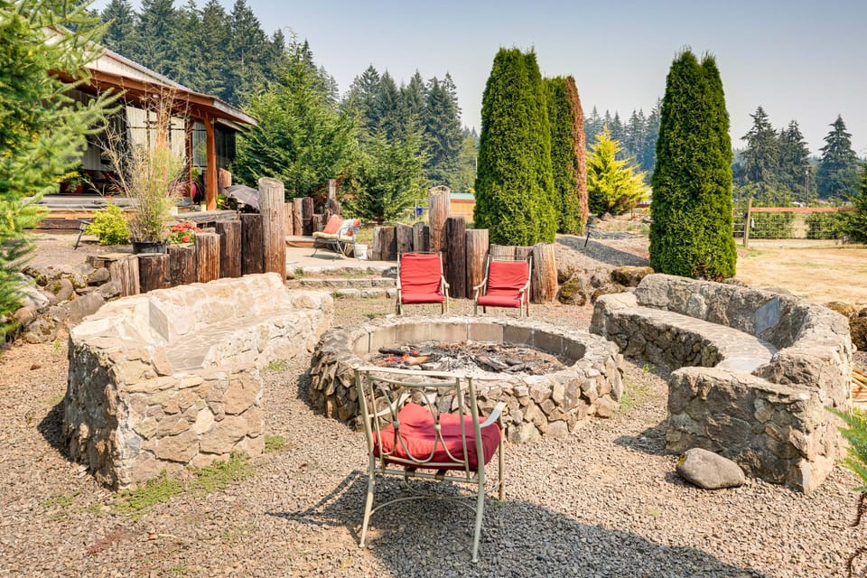 Ranch Suite w/ Hot Tub! Couple’s Stay in La Center Apartment in Washington