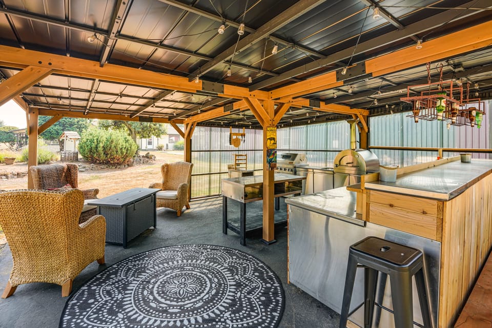 Ranch Suite w/ Hot Tub! Couple’s Stay in La Center Apartment in Washington