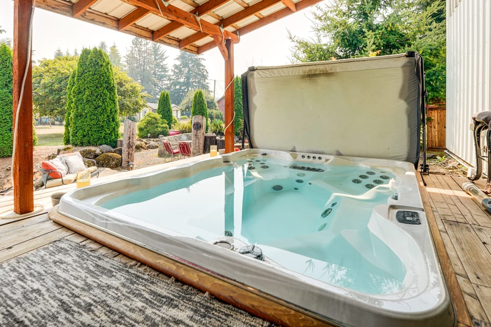 Ranch Suite w/ Hot Tub! Couple’s Stay in La Center Apartment in Washington