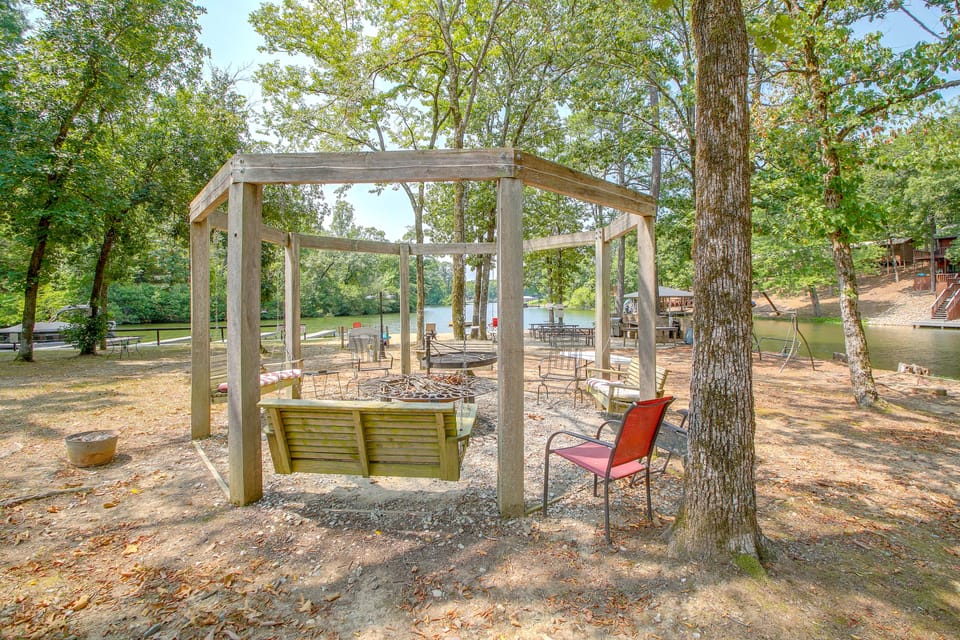 Steps to Lake! Cabin w/ Water Views in Hot Springs House in Piney