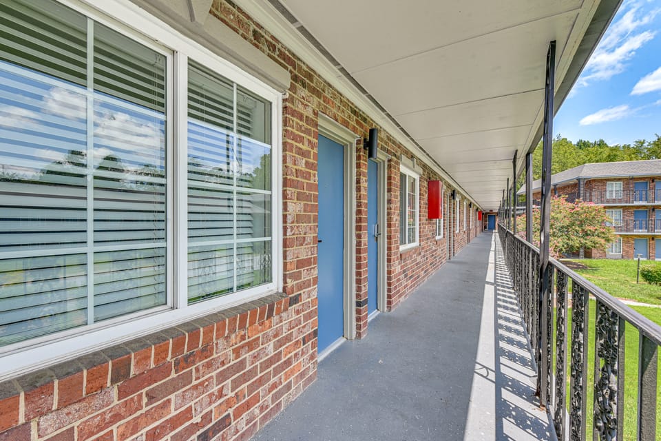 Work & Play! Studio Near Uptown, Hospitals, Sports Apartment in Charlotte