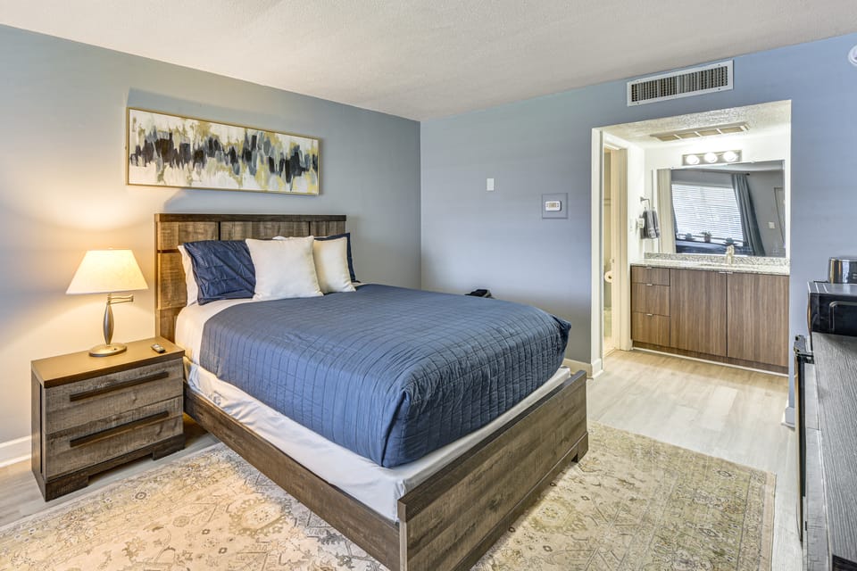 Work & Play! Studio Near Uptown, Hospitals, Sports Apartment in Charlotte