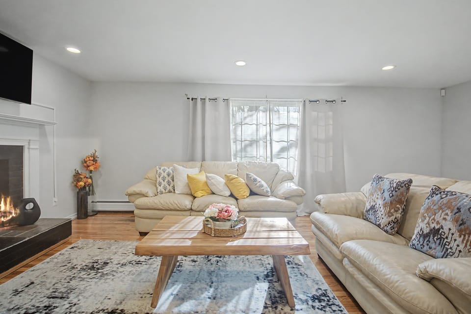 3 Mi to Talcott Mtn! Family Home w/ Yard & Grill House in Connecticut