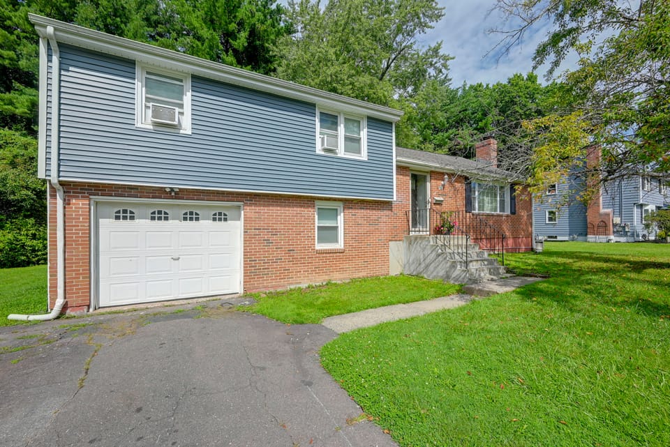 3 Mi to Talcott Mtn! Family Home w/ Yard & Grill House in Connecticut