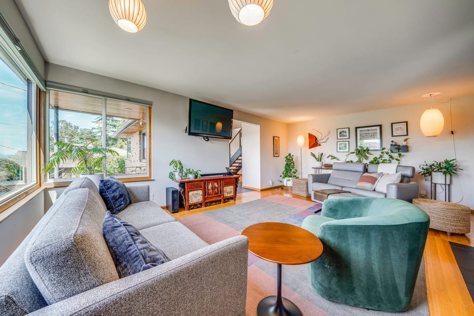1/2 Mi to Alki Beach + Puget Sound Views! Apartment in Seattle