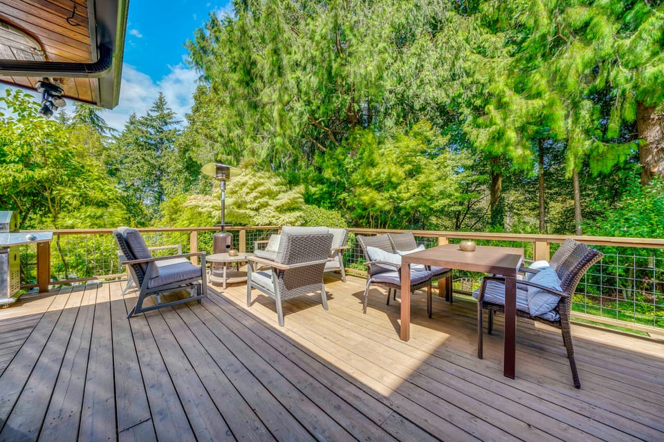1/2 Mi to Alki Beach + Puget Sound Views! Apartment in Seattle
