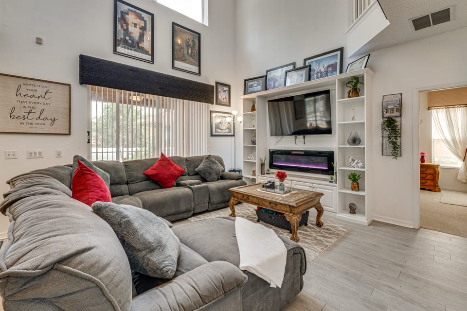 9 Mi to Disney! Family-Friendly Home w/ Pool House in Kissimmee