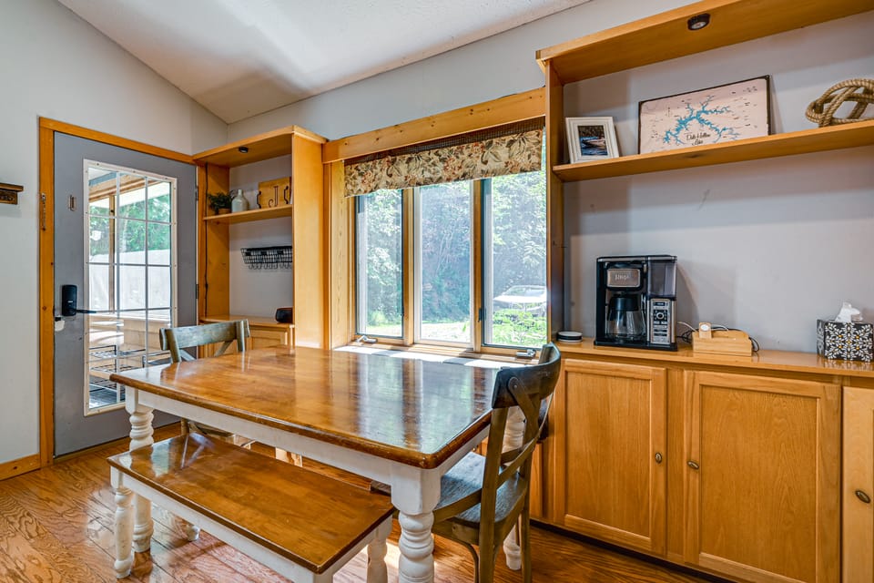 Cozy Cabin! Only a 5-Minute Walk to Marina! House in Tennessee