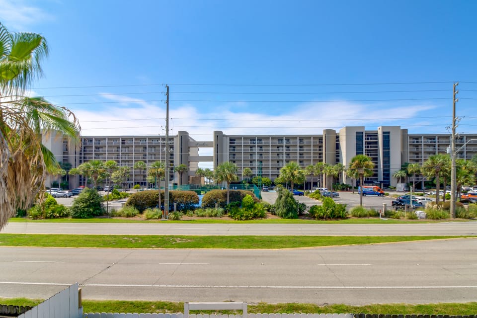 Walk to Beach! Prime Okaloosa Island Townhome Apartment in Okaloosa Island