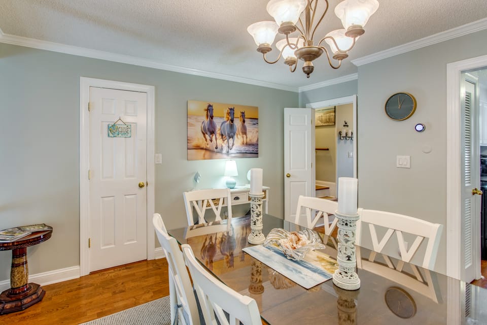 Unwind Poolside, Walk to Ocean! Myrtle Beach Haven Apartment in Myrtle Beach