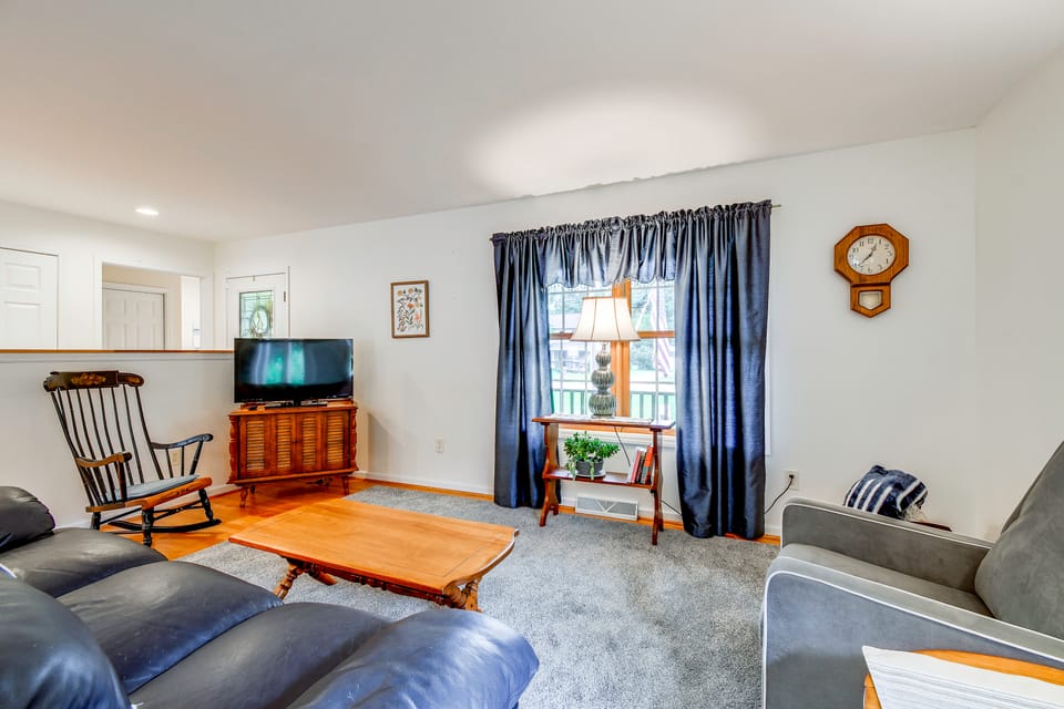 Work, Play & Explore! Extended Stay in Shortsville House in New York