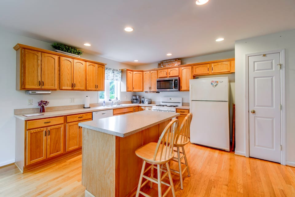 Work, Play & Explore! Extended Stay in Shortsville House in New York