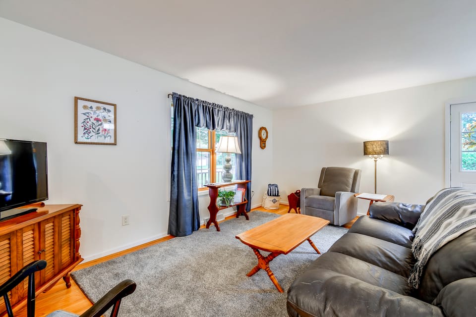 Work, Play & Explore! Extended Stay in Shortsville House in New York