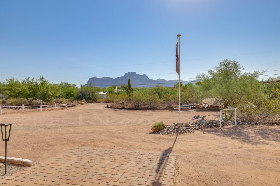 Brand New Casita by Superstition Mtns: Patio House in Apache Junction