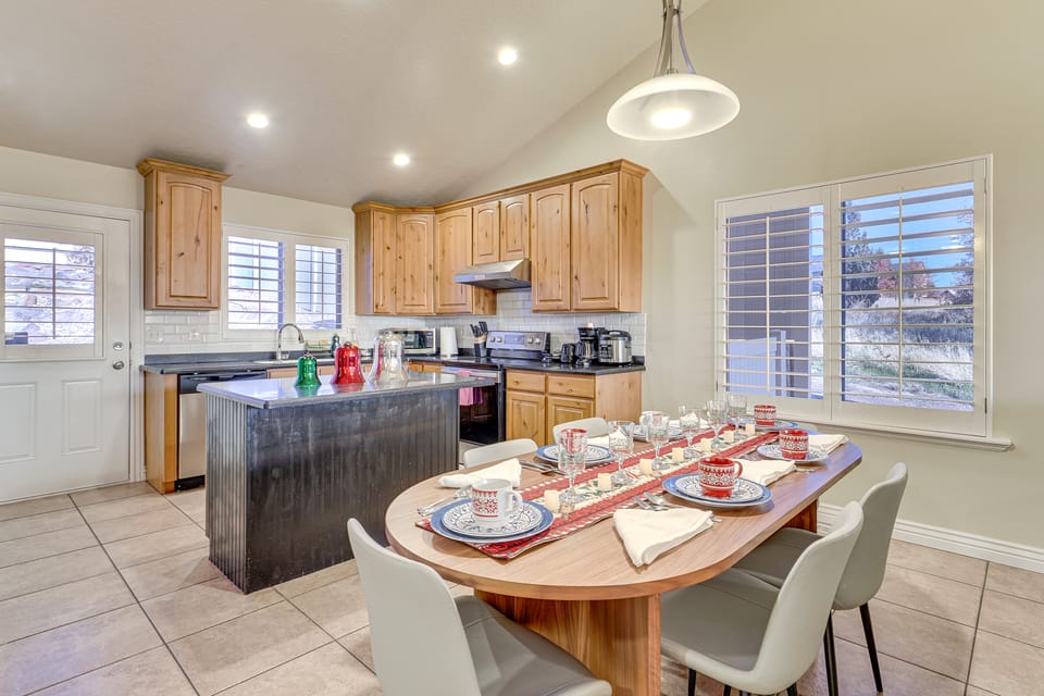 Patio & Mtn Views! Group Getaway in South Jordan House in South Jordan