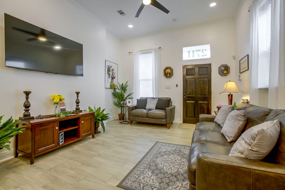 Gateway to Dtwn & French Quarter! Stylish Condo Apartment in Garden District