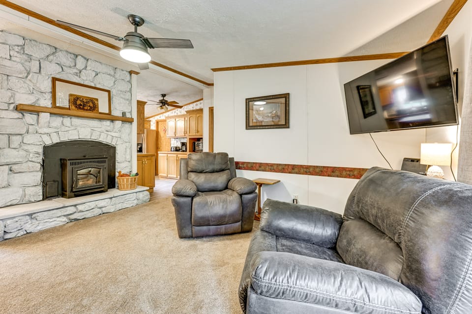 4-Season Retreat: Hunt, Fish, ATV/Snowmobile, Golf House in Wisconsin