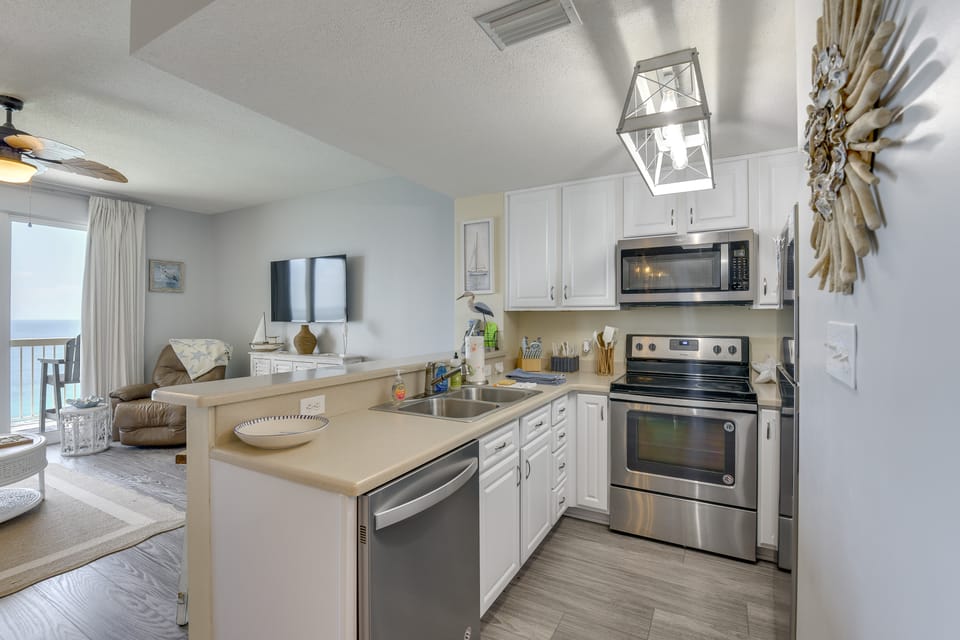 Unwind Poolside, Walk to Sand! 18th-Floor PCB Unit Apartment in Lower Grand Lagoon