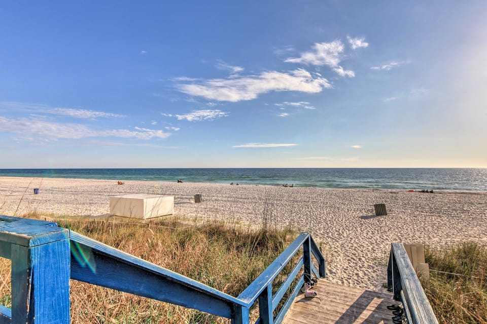 Unwind Poolside, Walk to Sand! 18th-Floor PCB Unit Apartment in Lower Grand Lagoon