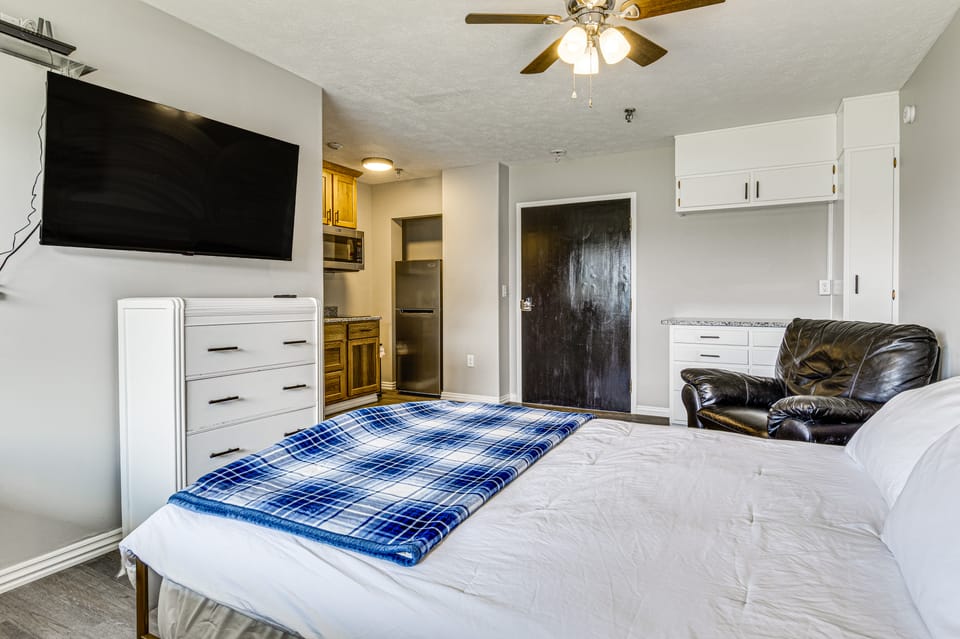 Golf, Fish & Explore: Updated Unit in Oakland City Apartment in Indiana
