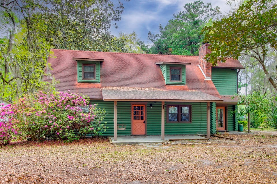 Pool & Fishing at Lakefront Midway Retreat House in Georgia